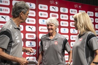Dominique Blanc (à gauche), Pia Sundhage (au centre) et Marion Daube retiennent beaucoup de positif du parcours de l'équipe de Suisse dans son Euro. KEYSTONE/ANTHONY ANEX